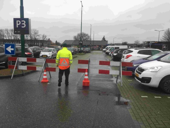 Wilt u verkeersregelaars inhuren of een wegafzetting laten plaatsen?